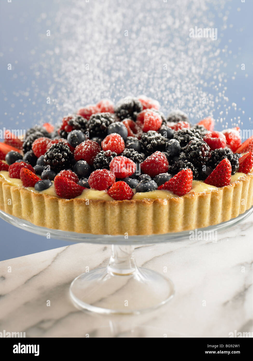 Fresco di frutti di bosco misti crostata con lo zucchero in polvere di caduta Foto Stock