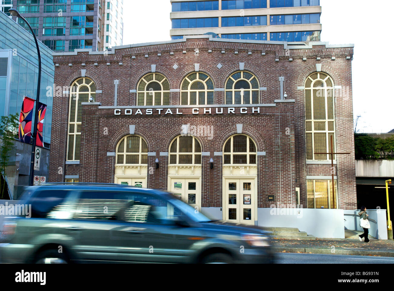 Chiesa costiera si trova tra il centro di Vancouver business e le torri residenziali Foto Stock