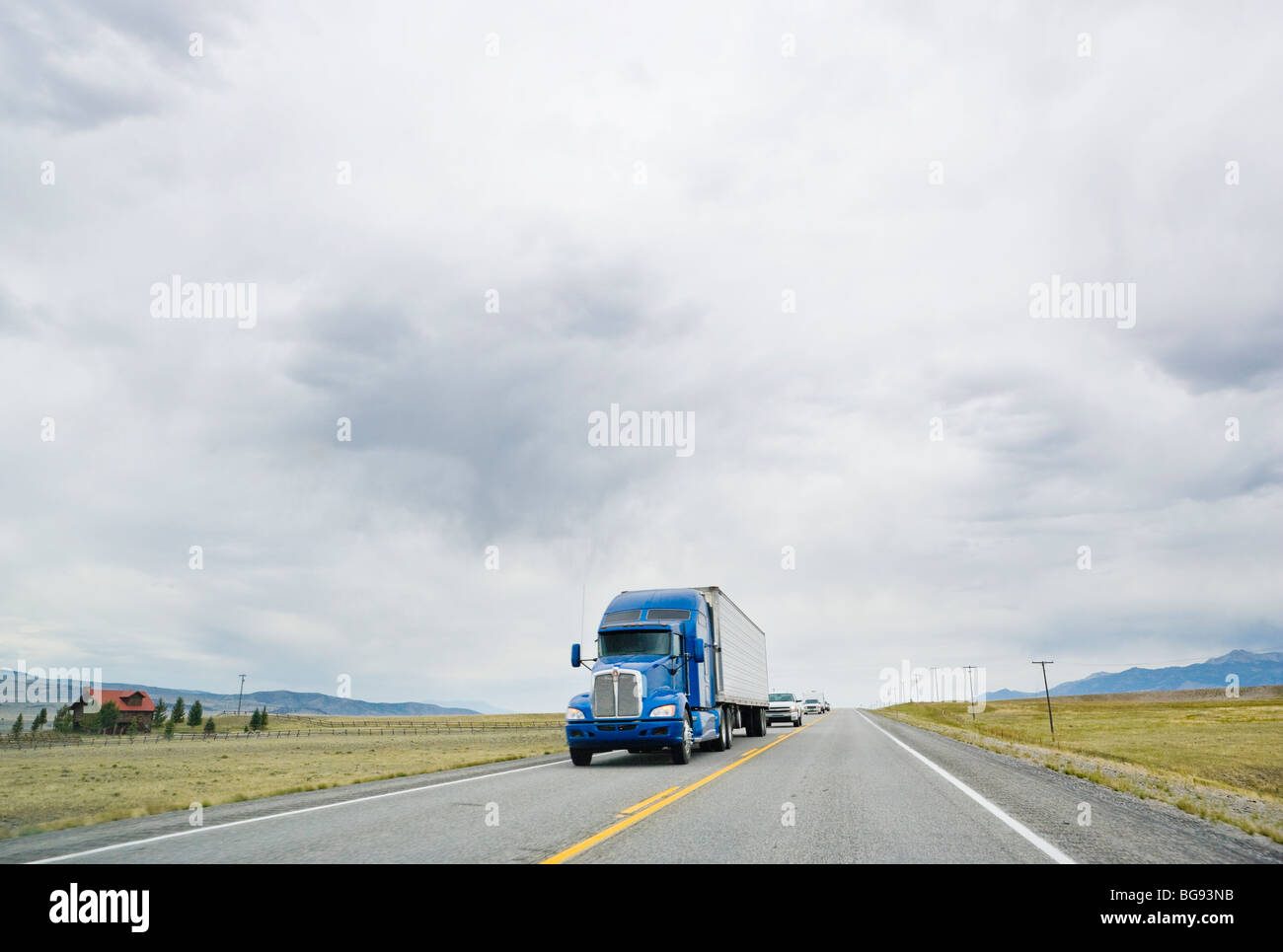 Un semi carrello su una solitaria in autostrada in Montana, USA. Foto Stock