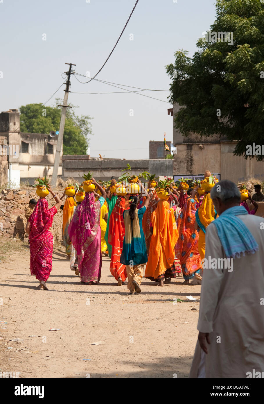 Donna che frequentano il festival indù in Abhaneri Foto Stock