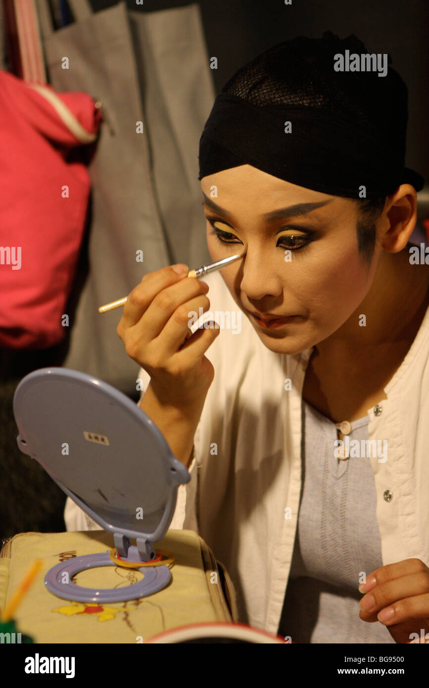 Un tradizionale attrice taiwanese chi mette il trucco Foto Stock