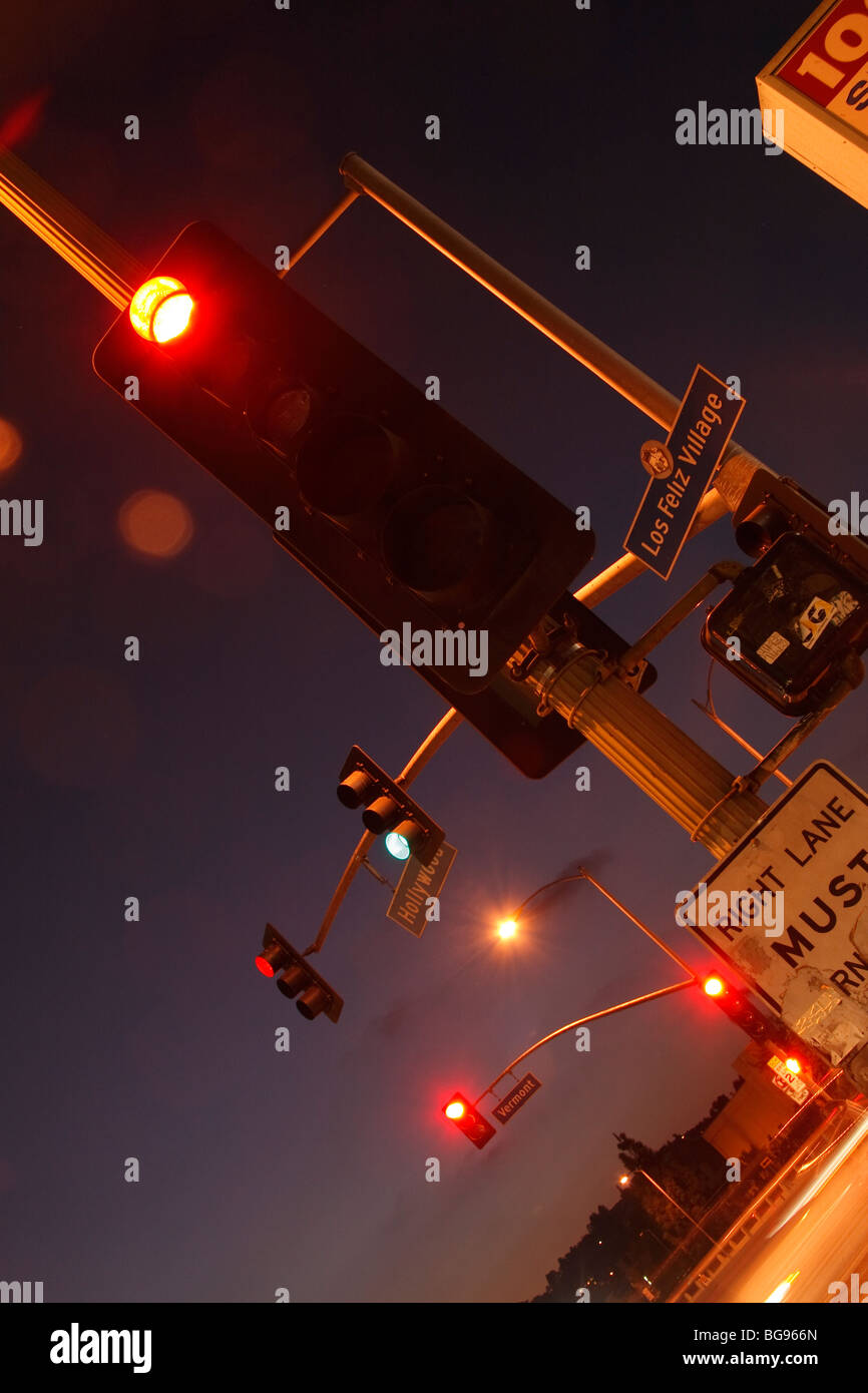 Gruppo di diversi semafori con direzioni contrastanti al crepuscolo Foto Stock