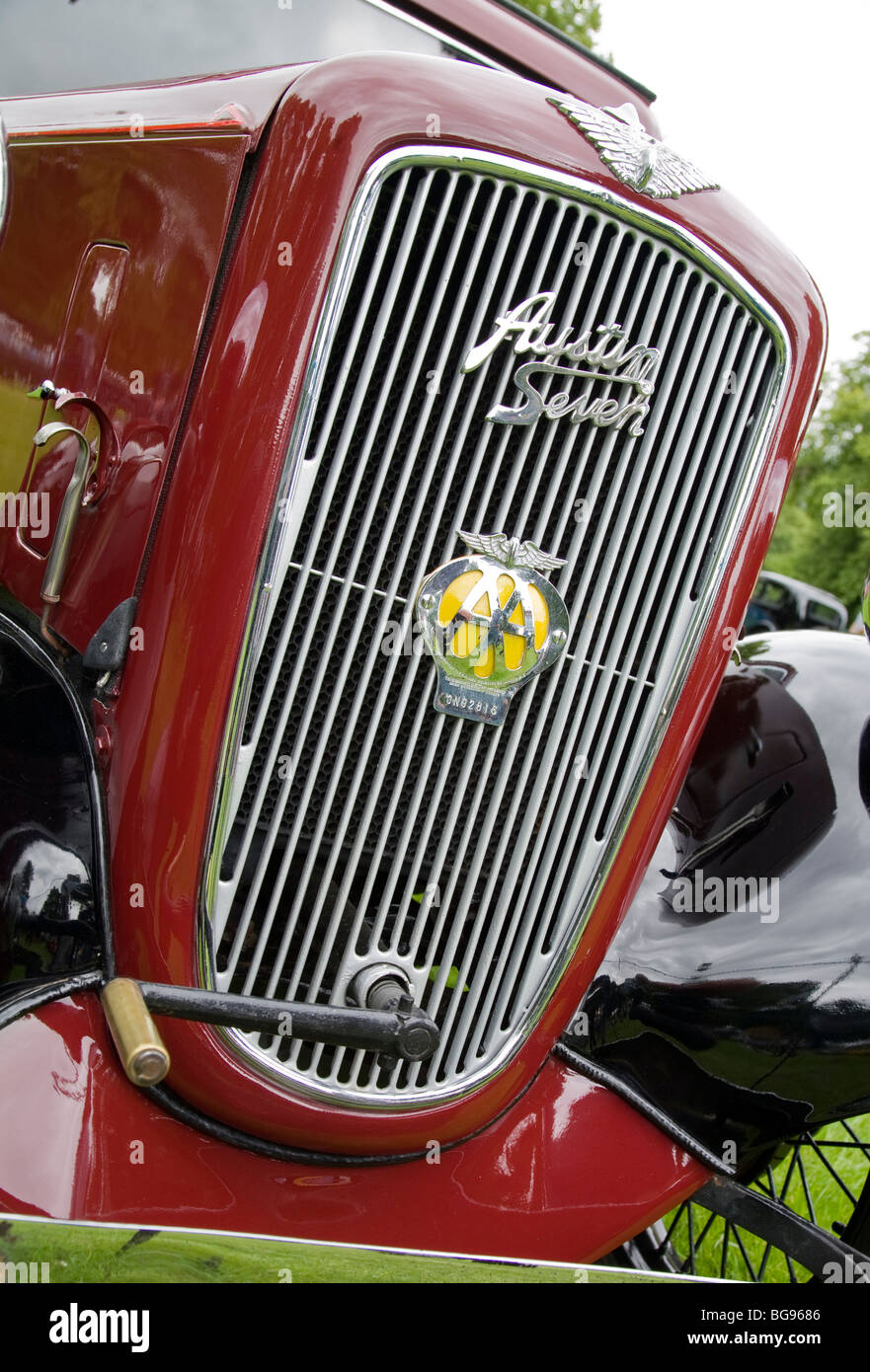 Manovella a mano su Austin sette vintage veicolo con badge AA nella griglia Foto Stock