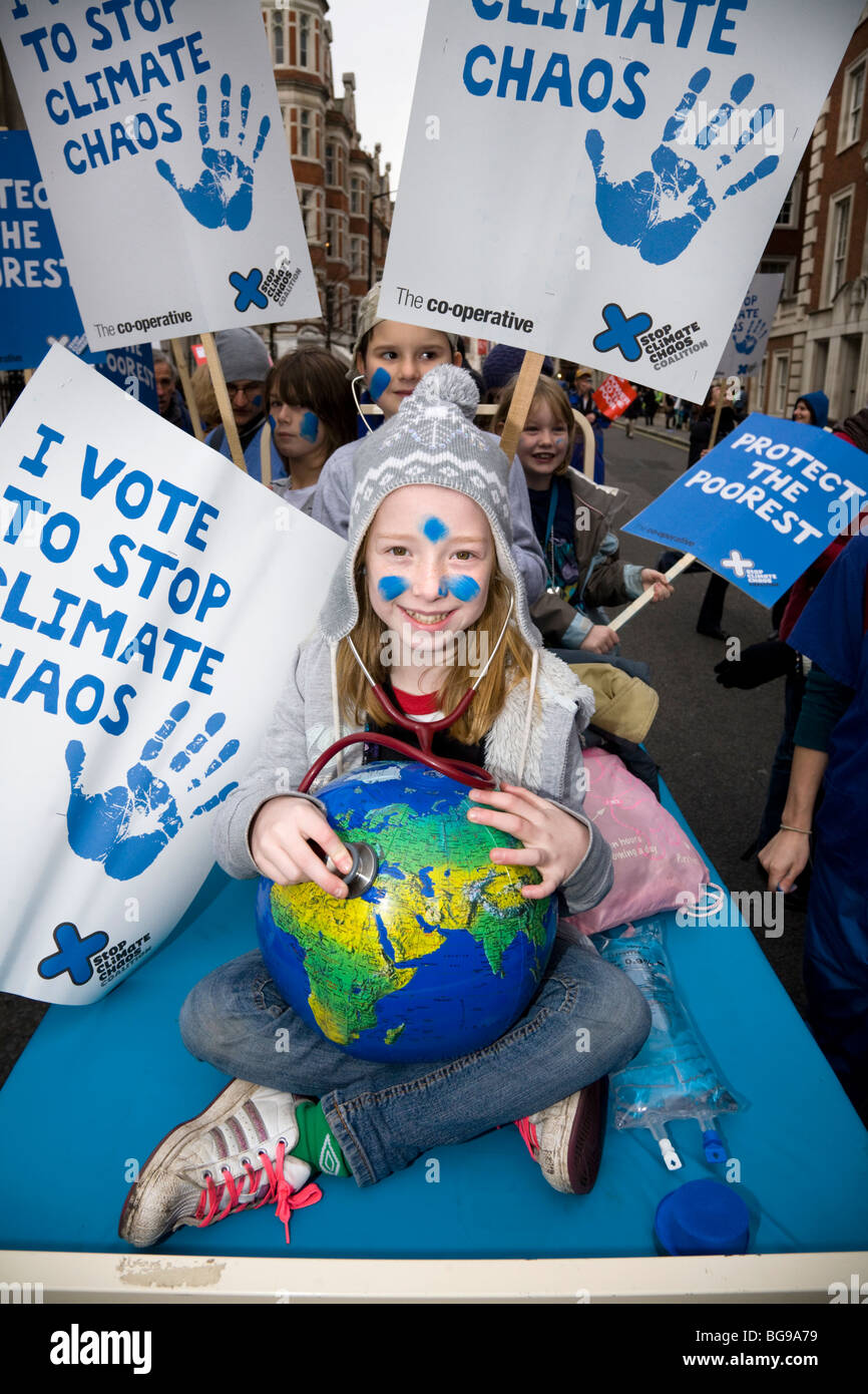 Bambino (ragazza) prendendo parte in onda il cambiamento climatico rally a Londra il 5 dicembre 2009. Foto Stock