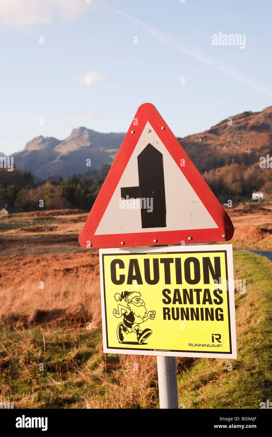 Un segno di avvertimento di guide su strada per ther budino annuale gara di Langdale, Lake District, UK. Foto Stock