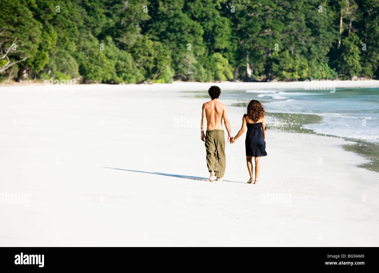 Un paio di camminare sulla spiaggia numero 9, votata come una delle più belle spiagge di tutto il mondo. Havelock island, Andamane, India Foto Stock
