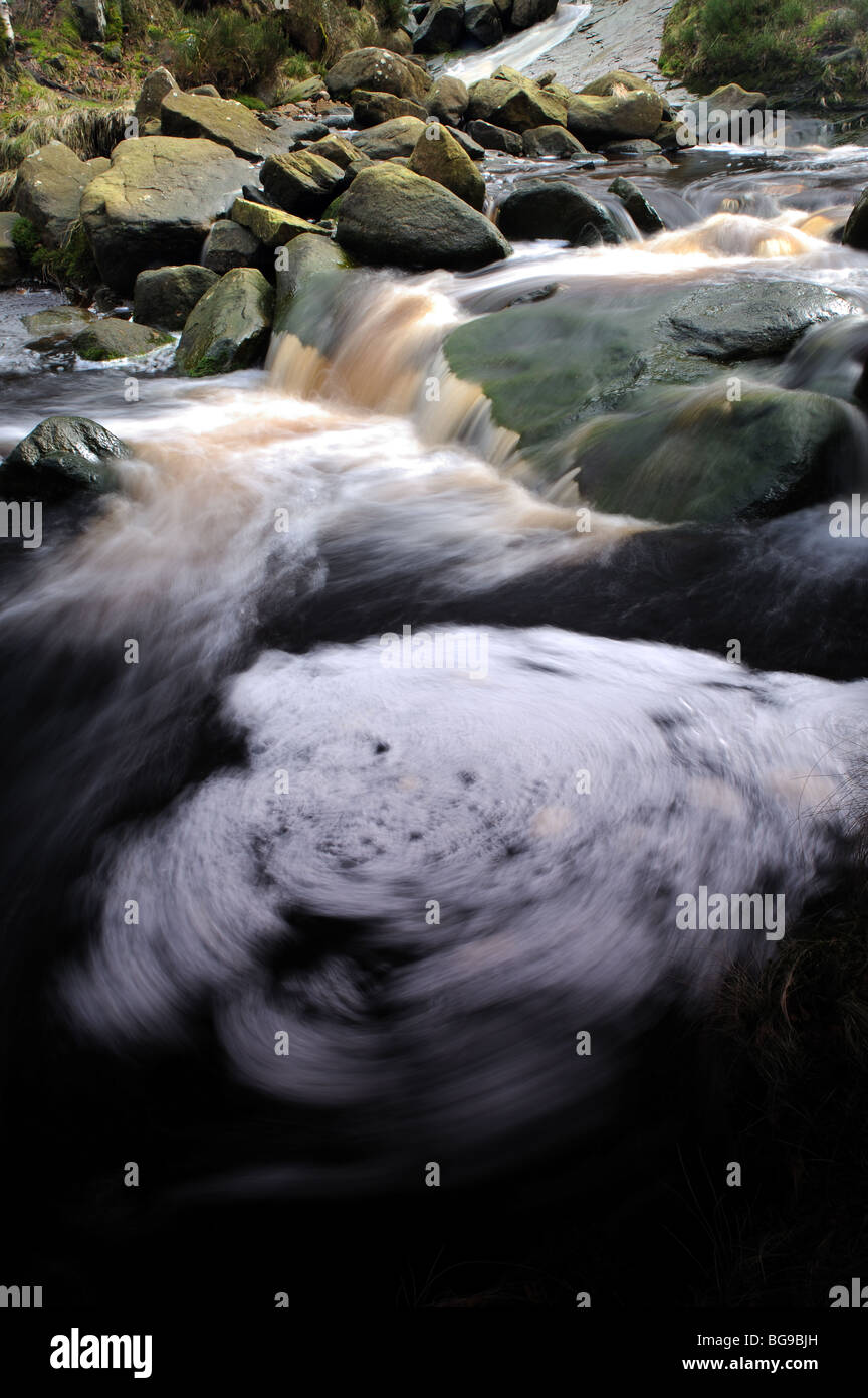 Veloce che scorre il fiume appena fuori il pass Woodhead Peak District UK Foto Stock