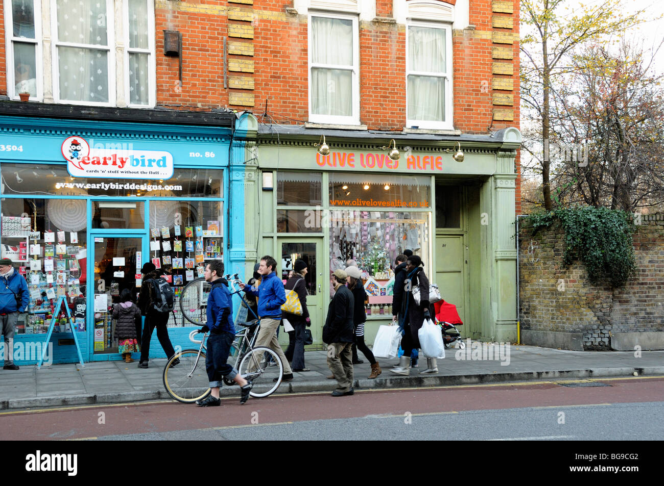 Le persone di fronte a Oliva Alfie ama a Stoke Newington Church Street a Londra England Regno Unito Foto Stock