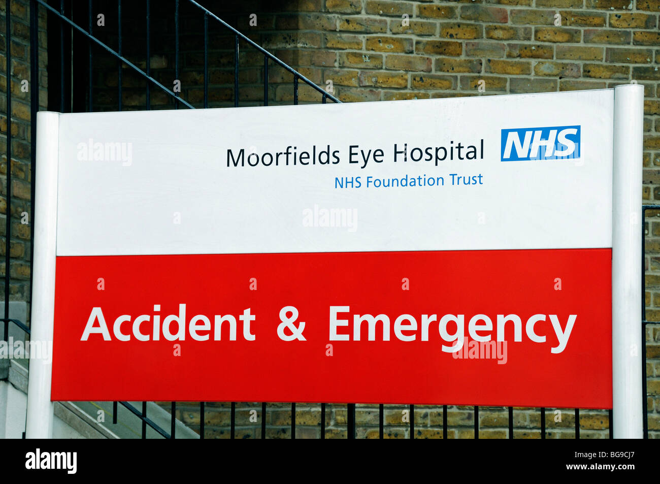 Pronto soccorso segno Moorfields Eye Hospital City Road Londra Inghilterra REGNO UNITO Foto Stock