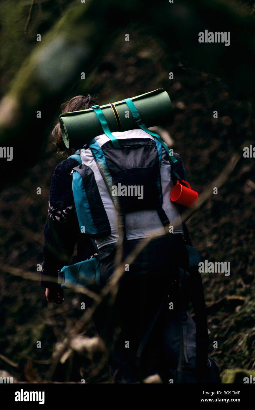 Close up hill walker camminando attraverso la zona boschiva Foto Stock