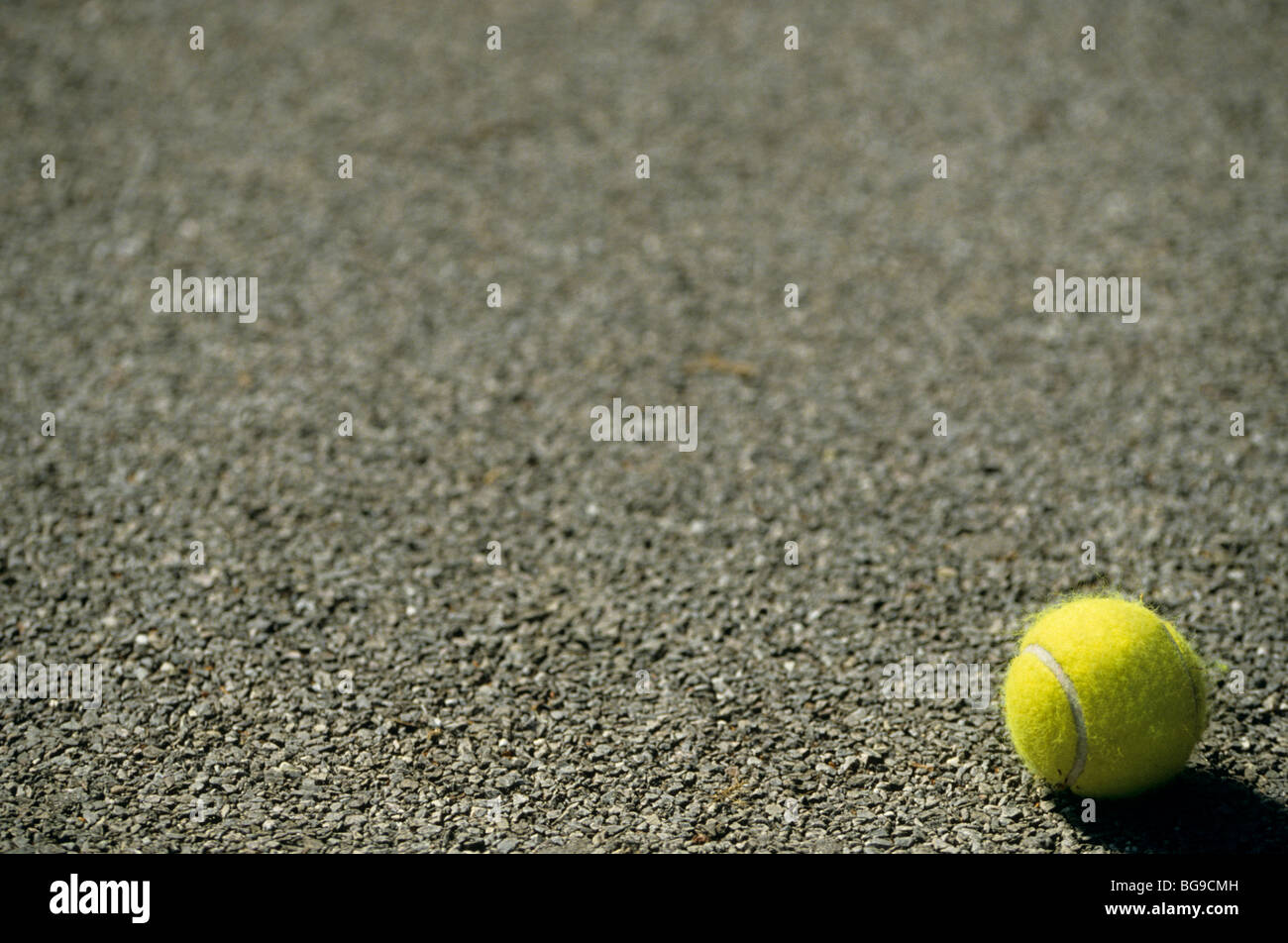Palla da tennis su un hard court Foto Stock