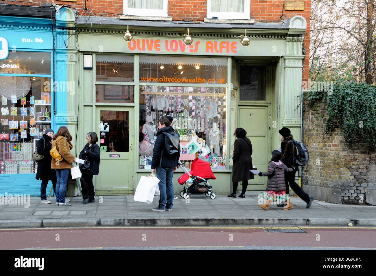 Le persone di fronte a Oliva Alfie ama a Stoke Newington Church Street a Londra England Regno Unito Foto Stock