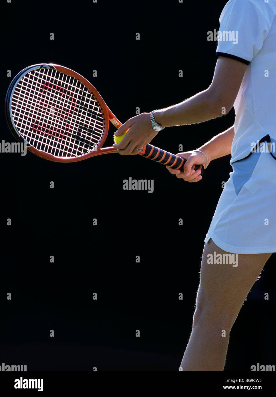 Giocatore di tennis Racchetta holding e palla da tennis Foto Stock