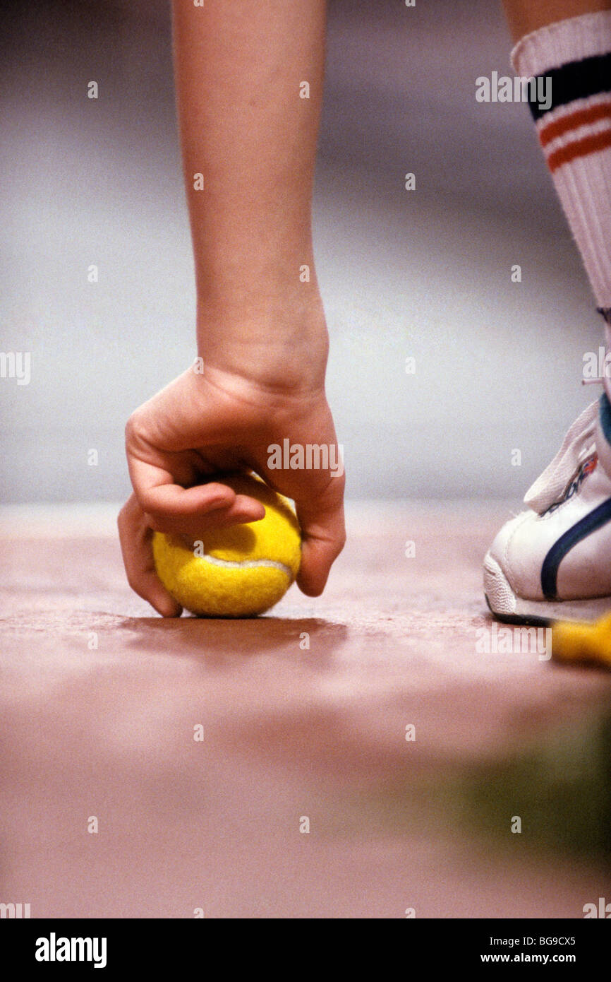 Giocatore di Tennis preleva una palla da tennis su un hard court Foto Stock