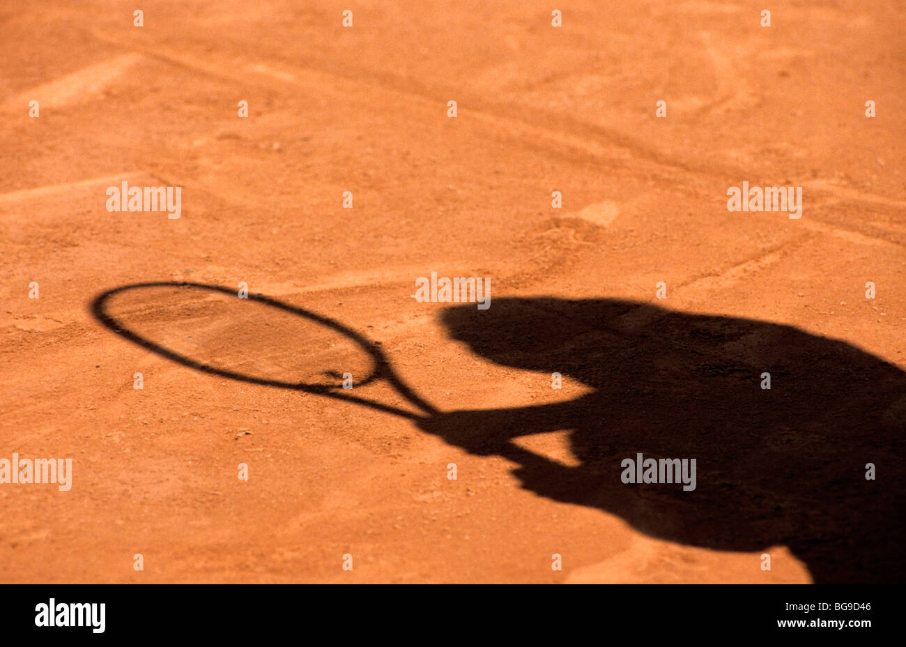 Ombra di un giocatore di tennis su una corte di argilla Foto Stock