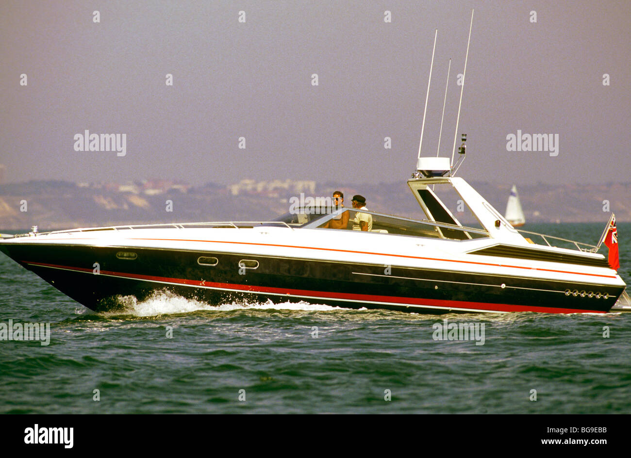 Tempo libero offshore powerboat con due persone che facilita il suo modo in porto Foto Stock