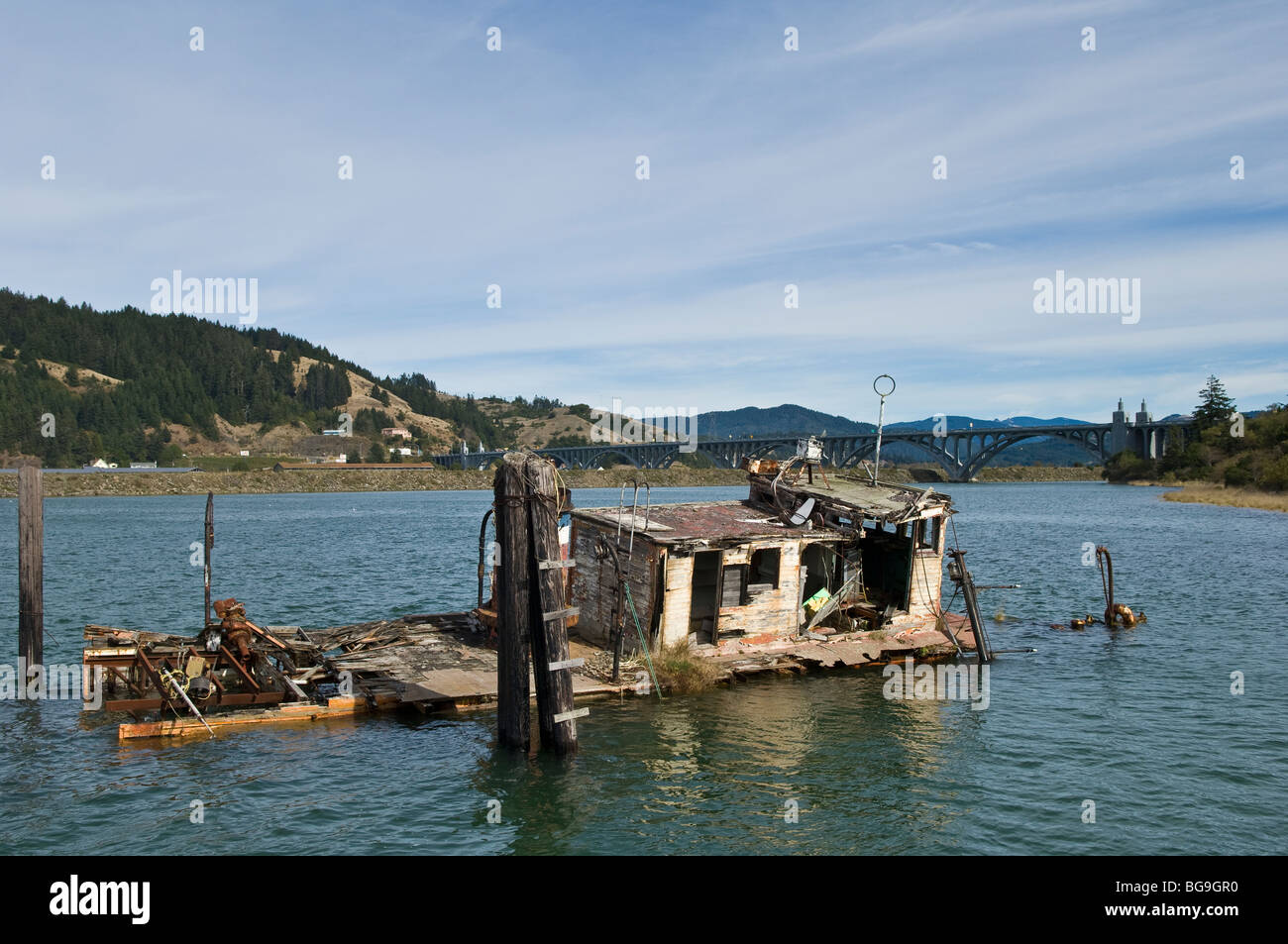 Nave naufragata Maria D. Hume alla foce del Fiume di Rogue in spiaggia d'oro; southern Oregon Coast. Foto Stock