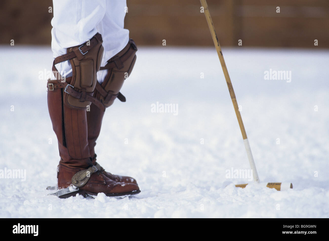 Snow giocatore di polo tenendo un mazzuolo Foto Stock