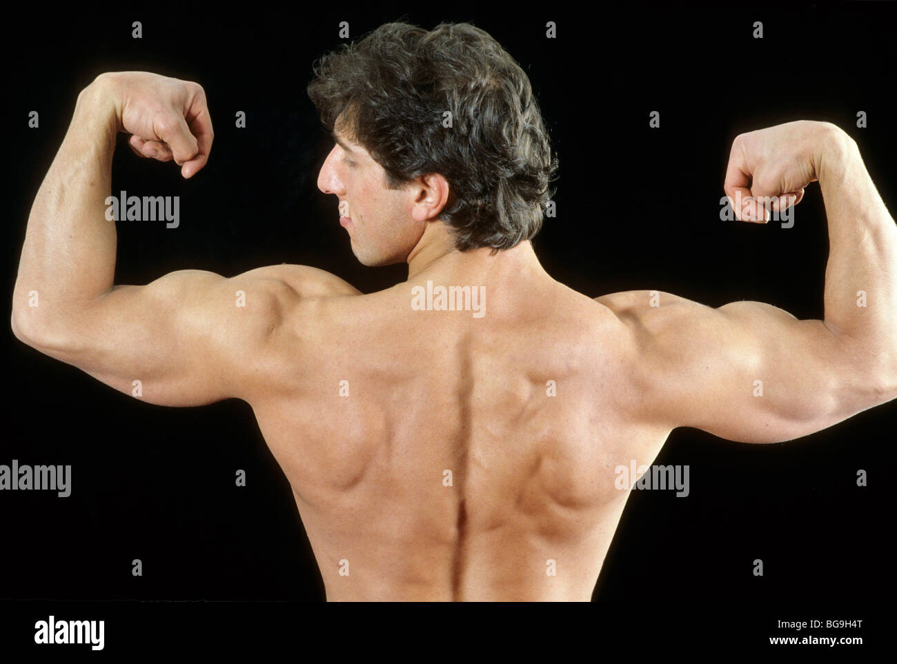 L'uomo la visualizzazione del tono muscolare della parte superiore della schiena Foto Stock