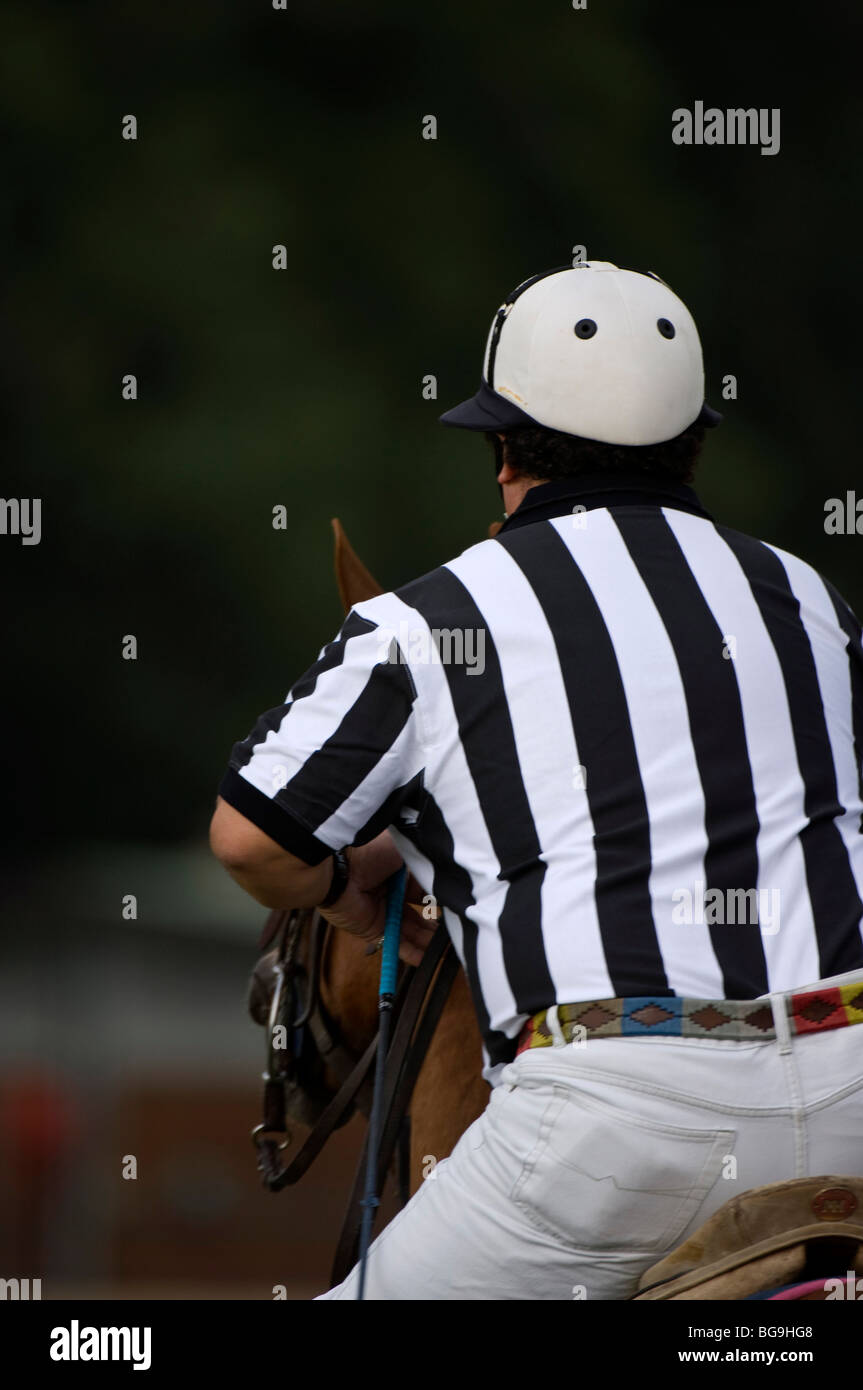 Arbitro di polo sul suo cavallo Foto Stock