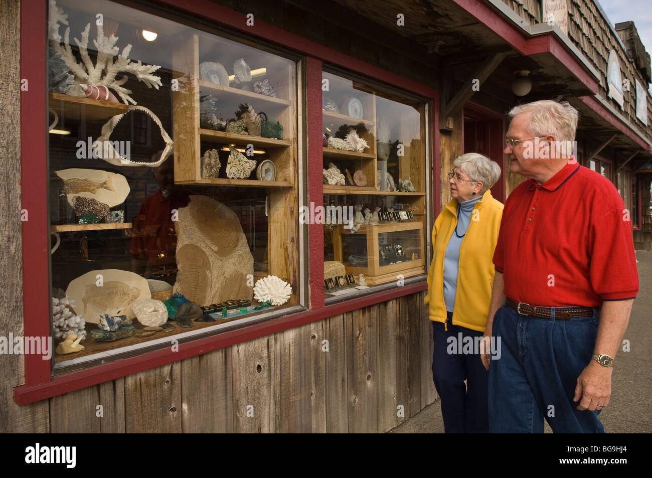 Giovane lo shopping nella Città Vecchia Bandon; southern Oregon Coast. Foto Stock