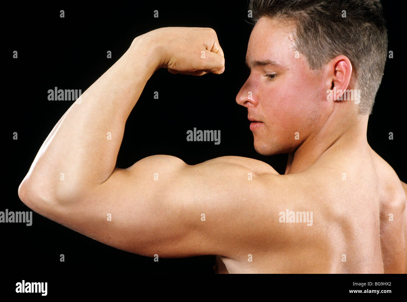 Body builder in posa per mostrare la definizione muscolare Foto Stock