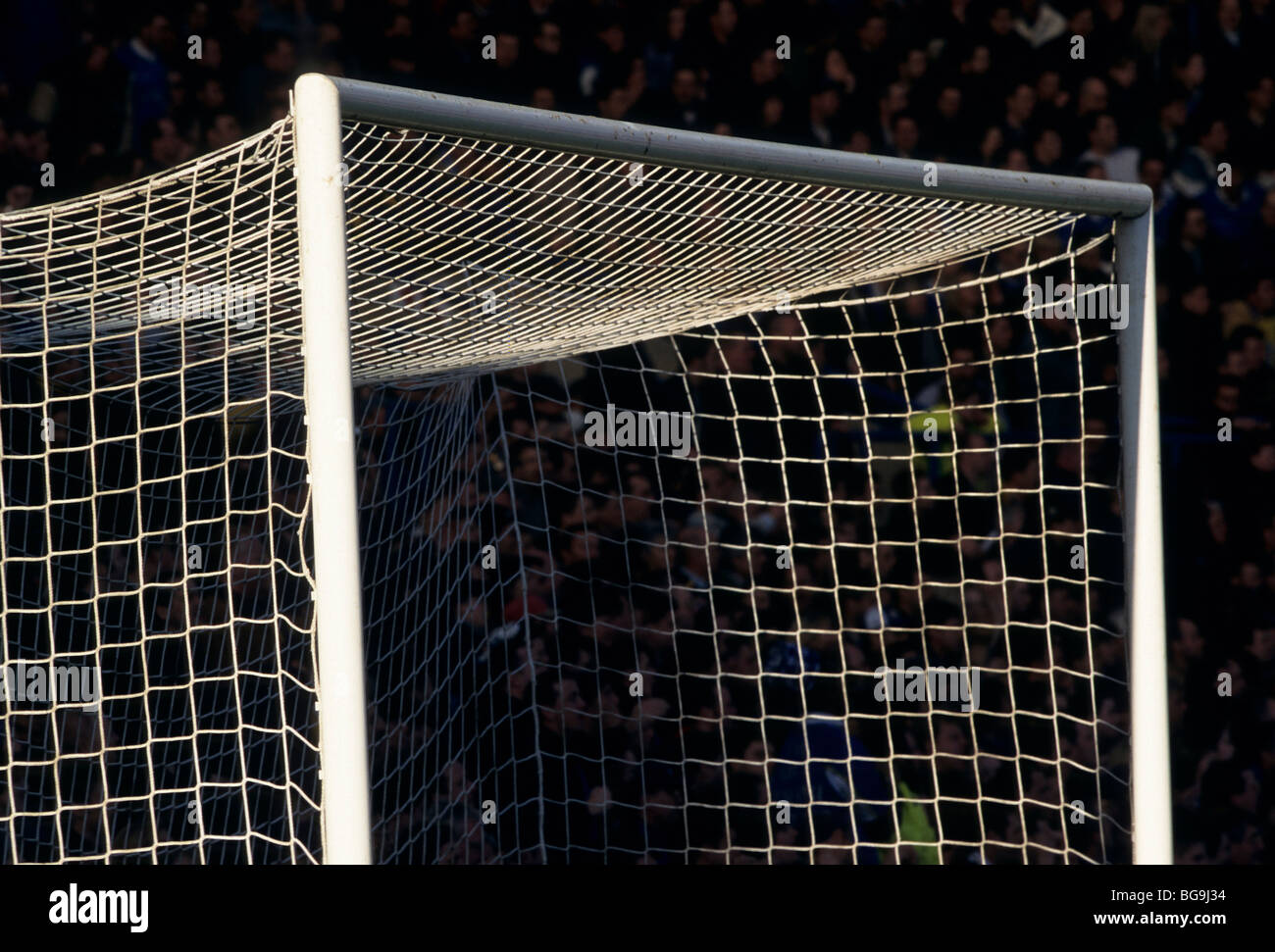 Obiettivo calcio net con la folla in background Foto Stock
