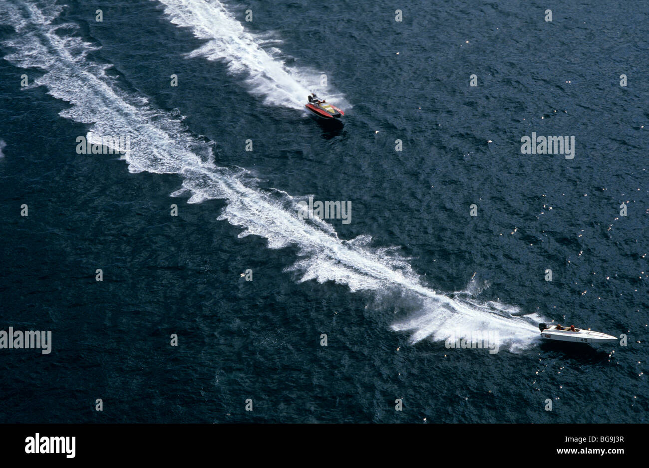 Due multi-pilota di gara motoscafi ogni altro off Sea coast Foto Stock