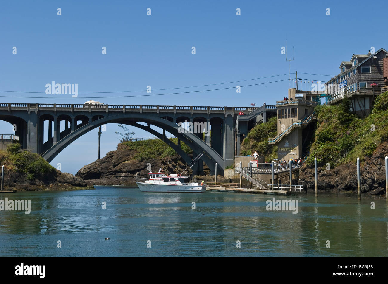 Depoe Bay Bridge e il "più piccolo al mondo porto'; central Oregon Coast. Foto Stock