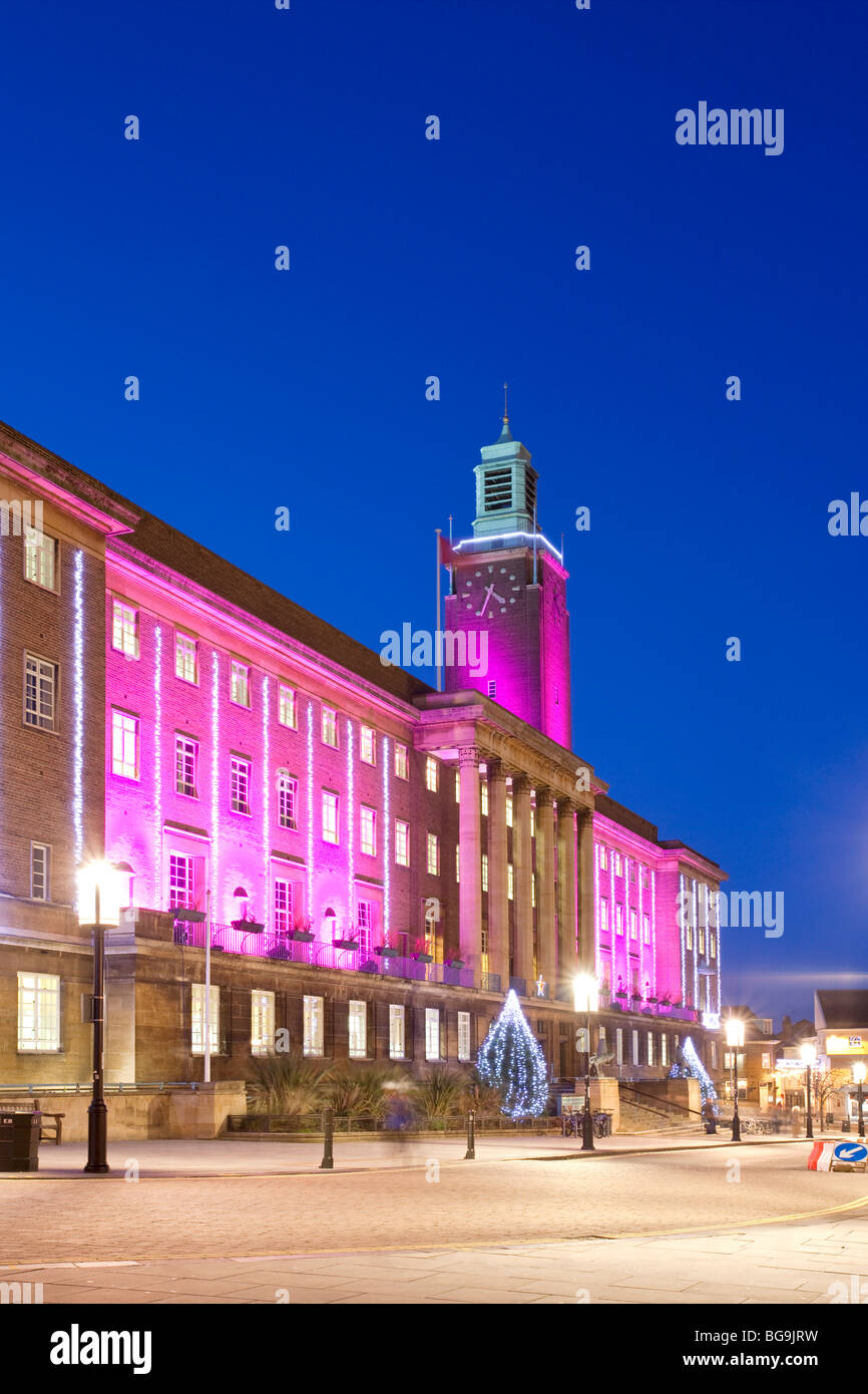 Norwich City Hall illuminata a Natale Foto Stock