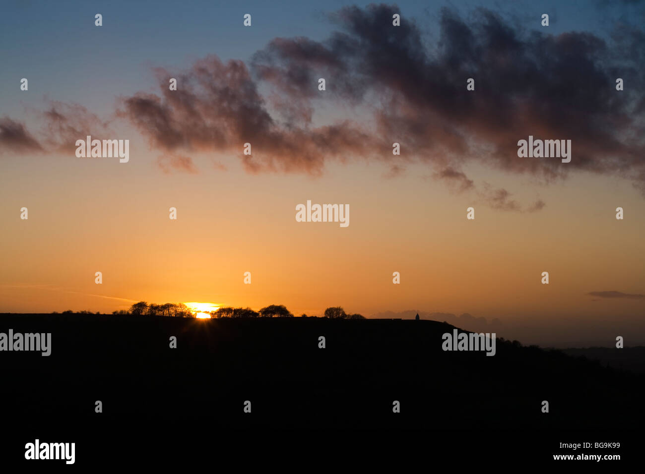 Tramonto sulla sella di Kerridge che mostra il monumento "Bianco Nancy' vicino Kerridge e Bollington, Macclesfield, Cheshire Foto Stock