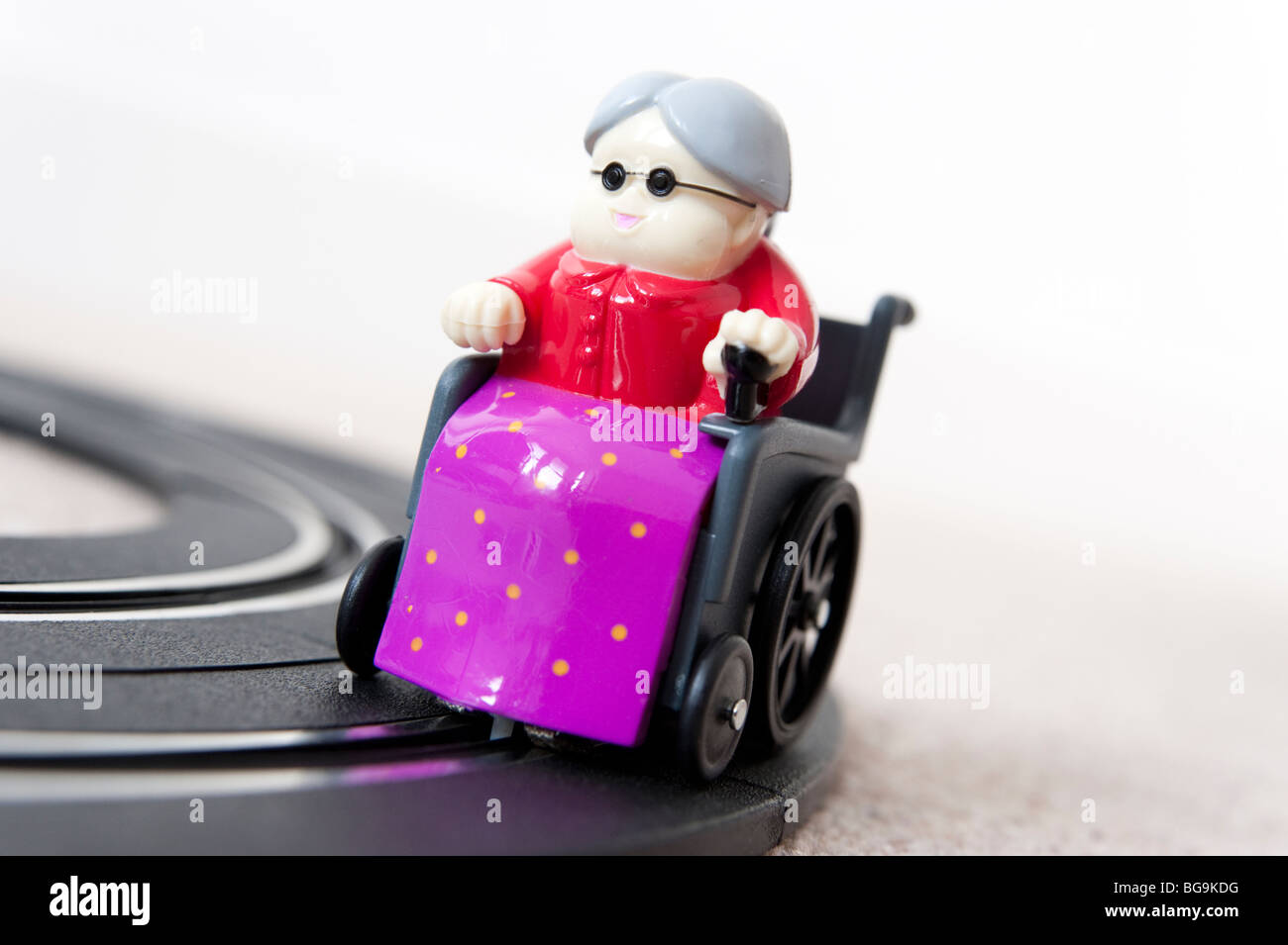 Scalextric imitazione di active donna anziana racing round via Foto Stock