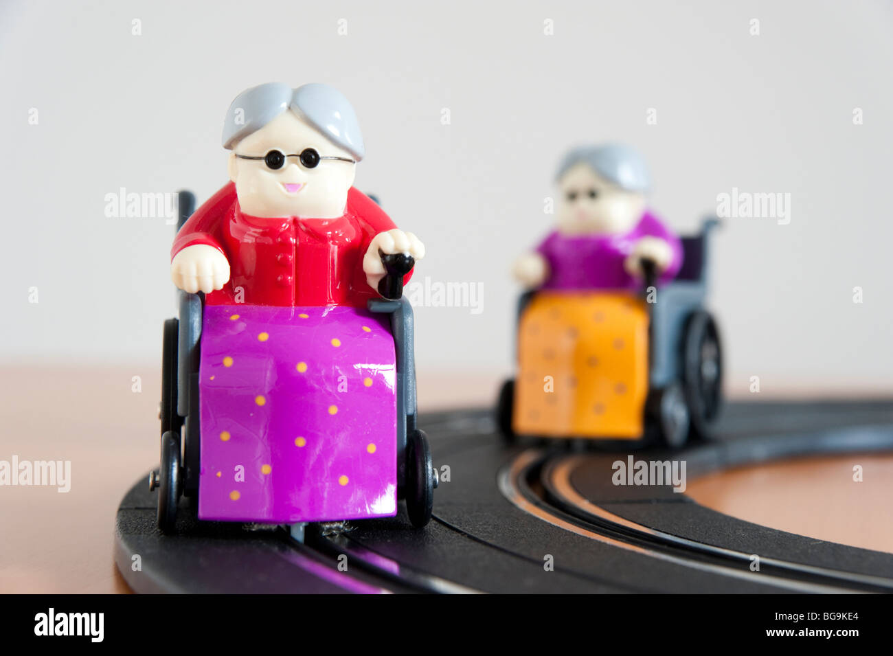 Scalextric imitazione di active donne anziane racing round via Foto Stock