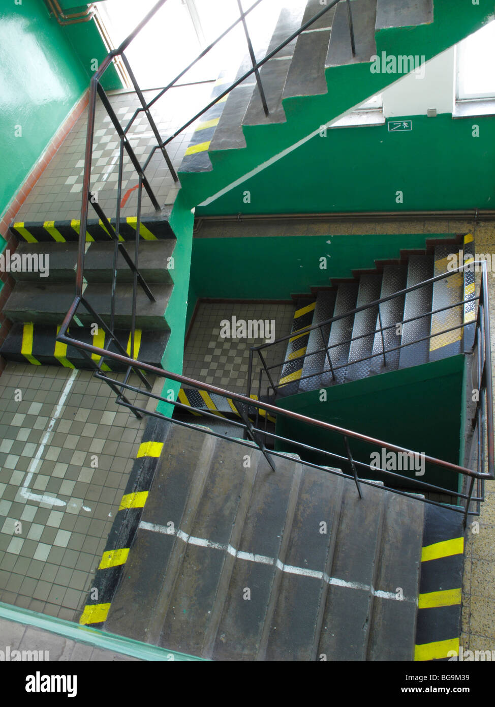 Scale passi in fabbrica in ferro metallico del settore siderurgico Foto Stock