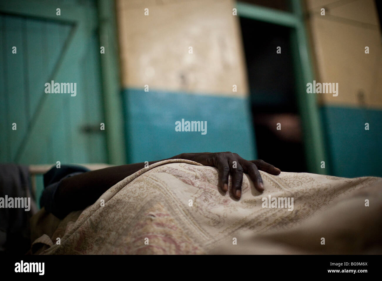 La mano di un uomo riposa in un ospedale in Amuria, Uganda. Foto Stock