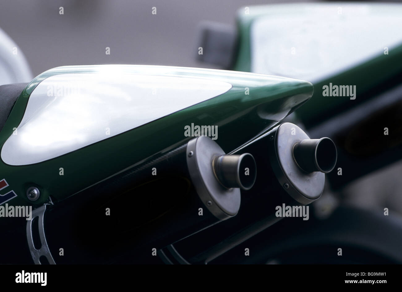 Vista ravvicinata di twin esaurisce sulla moto racing Foto Stock