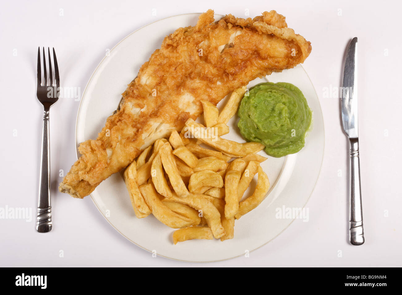 Piatto di pesce e patatine e fiacco piselli Foto Stock