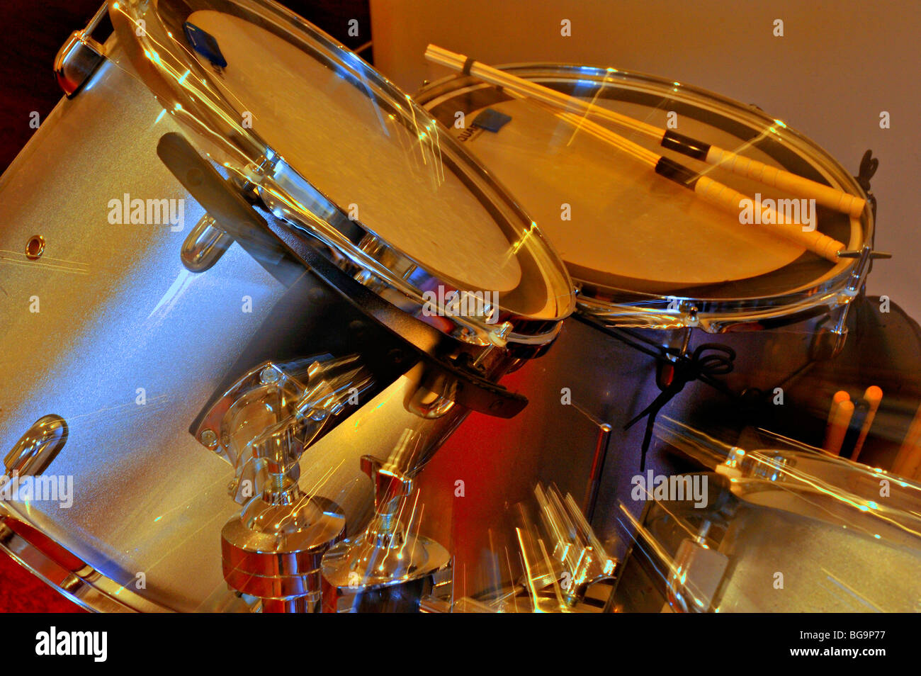 Una immagine concettuale di un set di tamburi con le linee di movimento e sfocatura di movimento. Foto Stock
