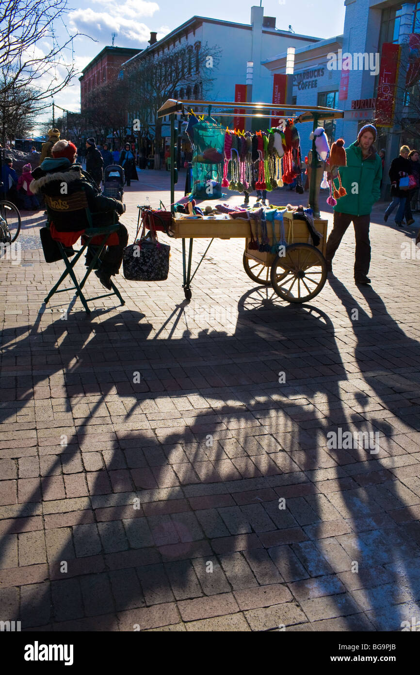 Un venditore ambulante su Church Street mall pedonale, il quartiere degli affari, Burlington, Vermont Foto Stock