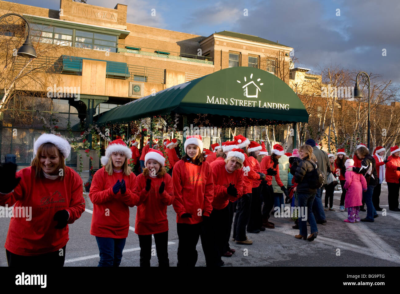 Santa's elfi salutare i bambini, Polar Express treno e la storia, Burlington, Vermont Foto Stock