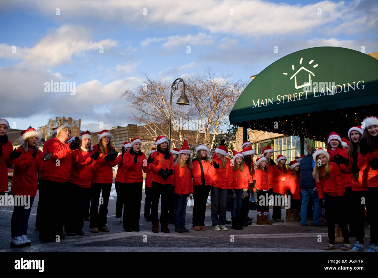 Santa's elfi salutare i bambini, Polar Express treno e la storia, Burlington, Vermont Foto Stock