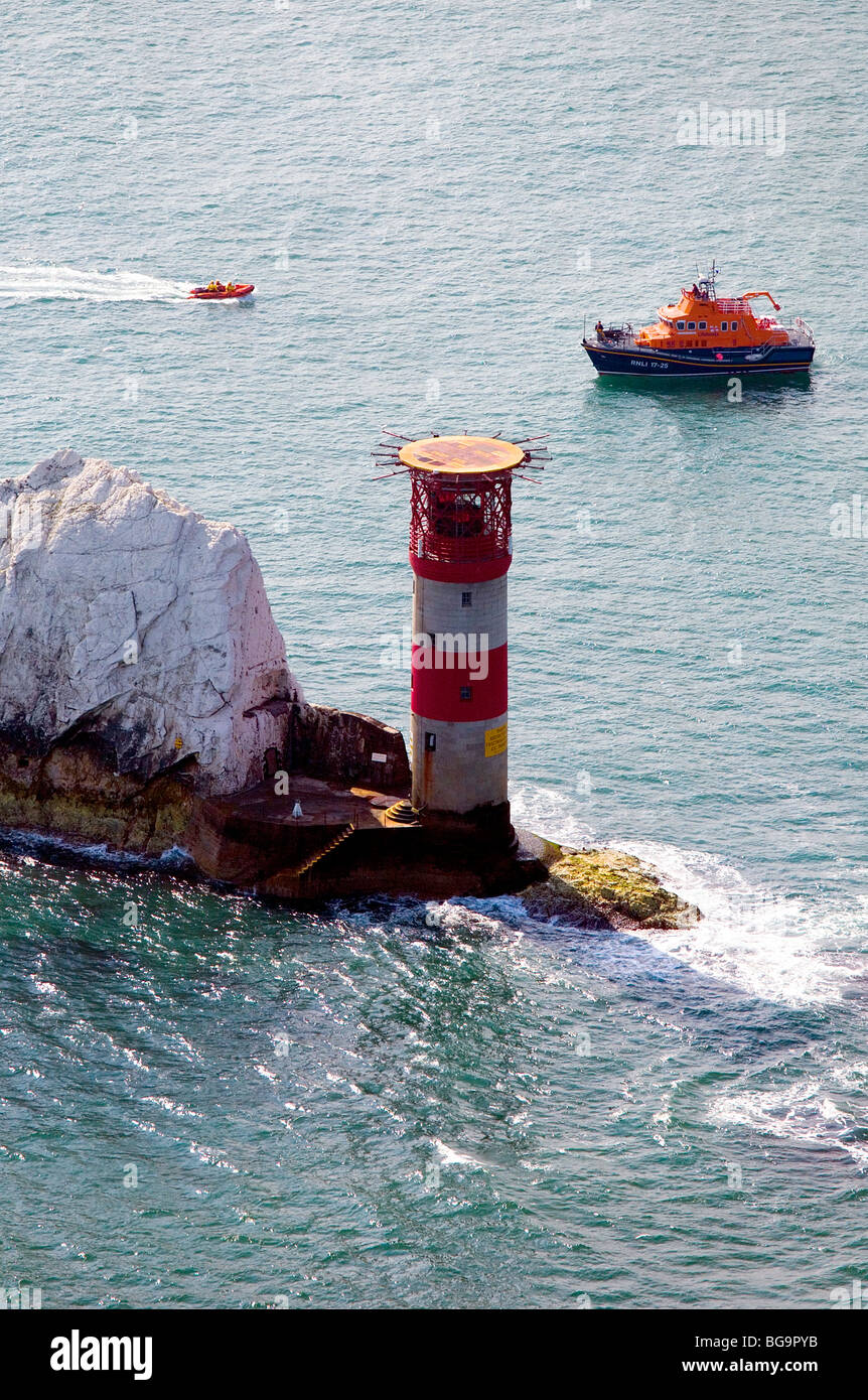 Vista aerea di due imbarcazioni di salvataggio RNLI sul dovere vicino al faro di aghi, Isola di Wight. Regno Unito. Foto Stock