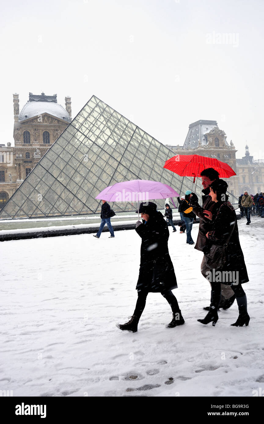 Parigi, Francia, gruppi di persone di medie dimensioni, tempesta di neve, piramide presso l'edificio del Museo del Louvre. (Credito architetto obbligatorio: I.M. Pei) strada all'aperto inverno Foto Stock