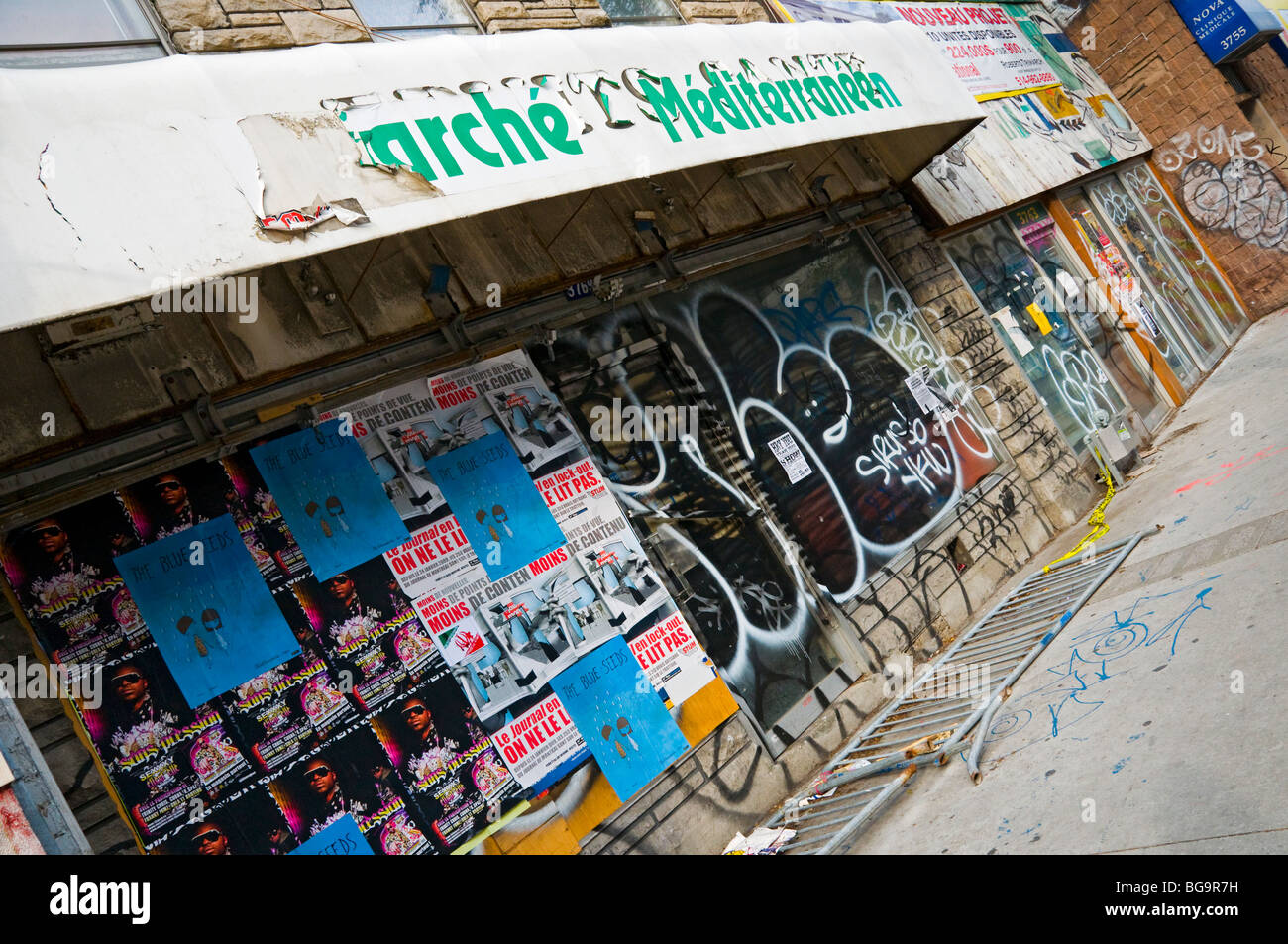 Chiuso rundown negozi boulevard Saint Laurent Montreal Foto Stock