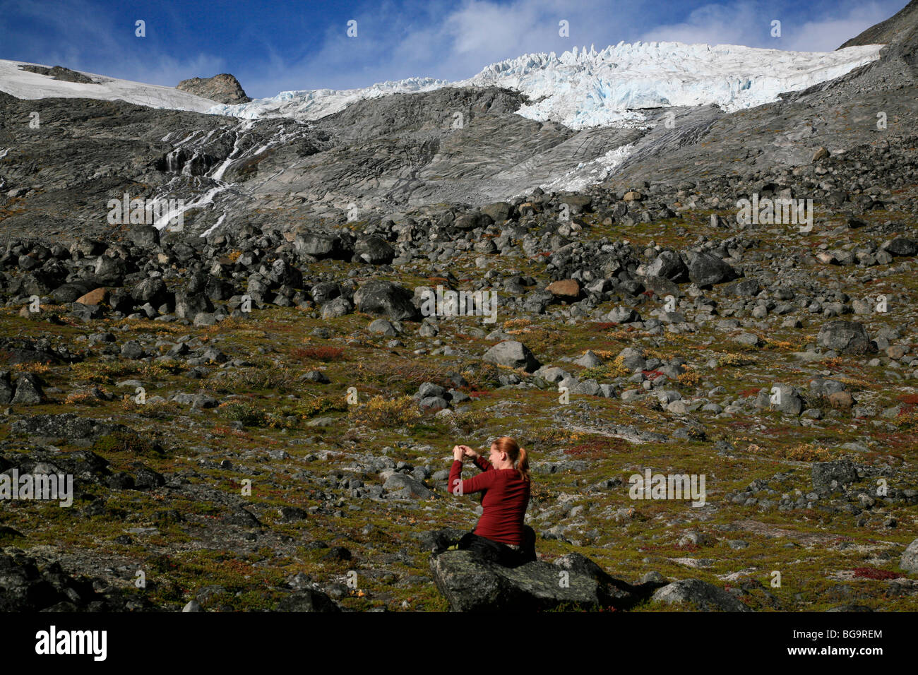 ENORME GHIACCIAIO NORVEGESE TURISTICO: Ghiacciaio Galdhopiggen Styggebreen dalla salita Visdalen nel Parco Nazionale di Jotunheimen Oppland Norvegia modello RILASCIATO Foto Stock