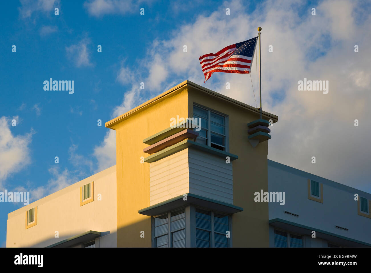 Edificio Art Deco con bandiera americana, Miami Beach, Florida, Stati Uniti d'America Foto Stock