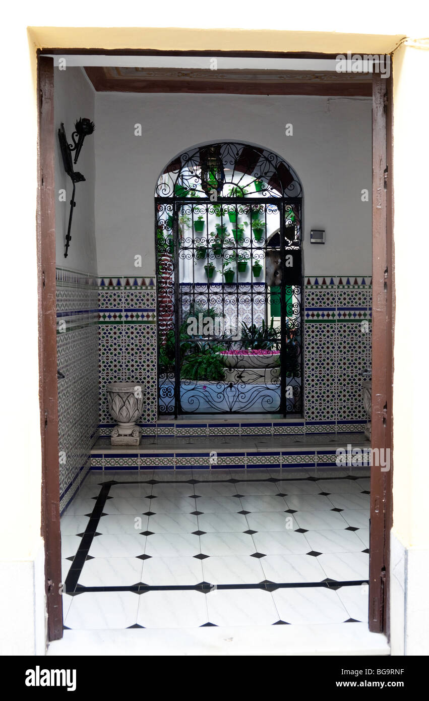 Vista del cortile dalla strada, città vecchia, Cordoba, Andalusia, Spagna Foto Stock