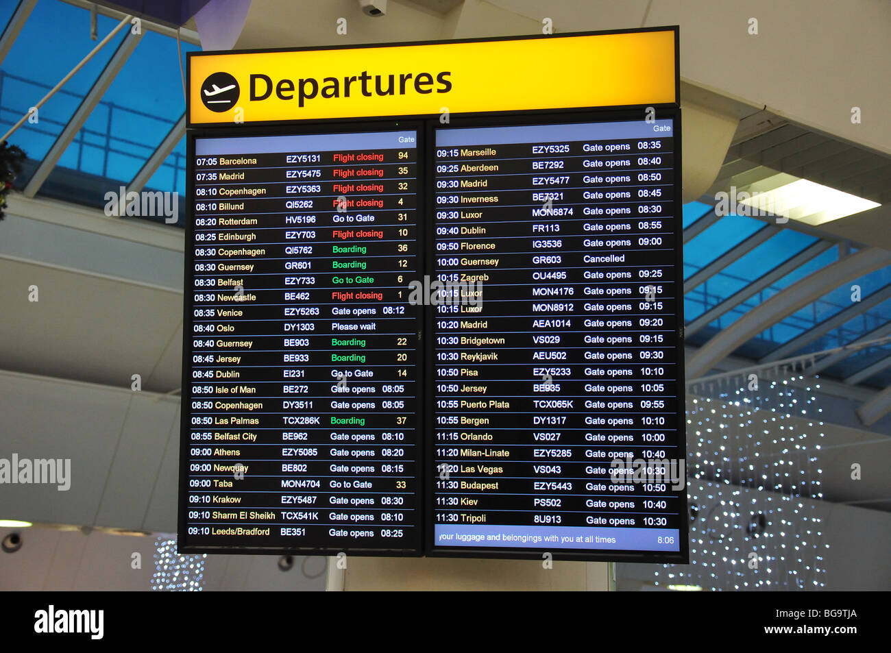 Elettronica scheda di partenza nella sala partenze, South Terminal, L' Aeroporto di Gatwick, Crawley, West Sussex, in Inghilterra, Regno Unito Foto Stock