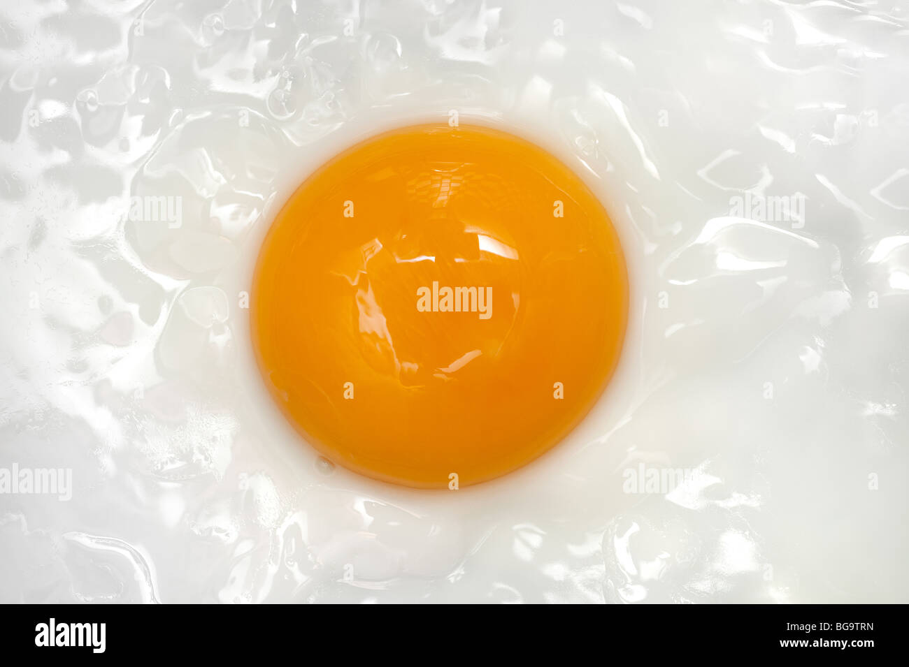 Un uovo fritto in padella cotti alla perfezione per una colazione pasto. Foto Stock