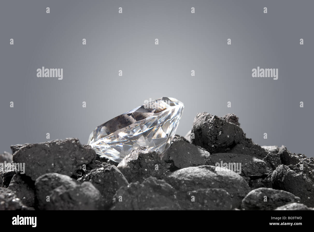 Un diamante in un mucchio di carbone mostra l'evoluzione di un gioiello prezioso. Foto Stock
